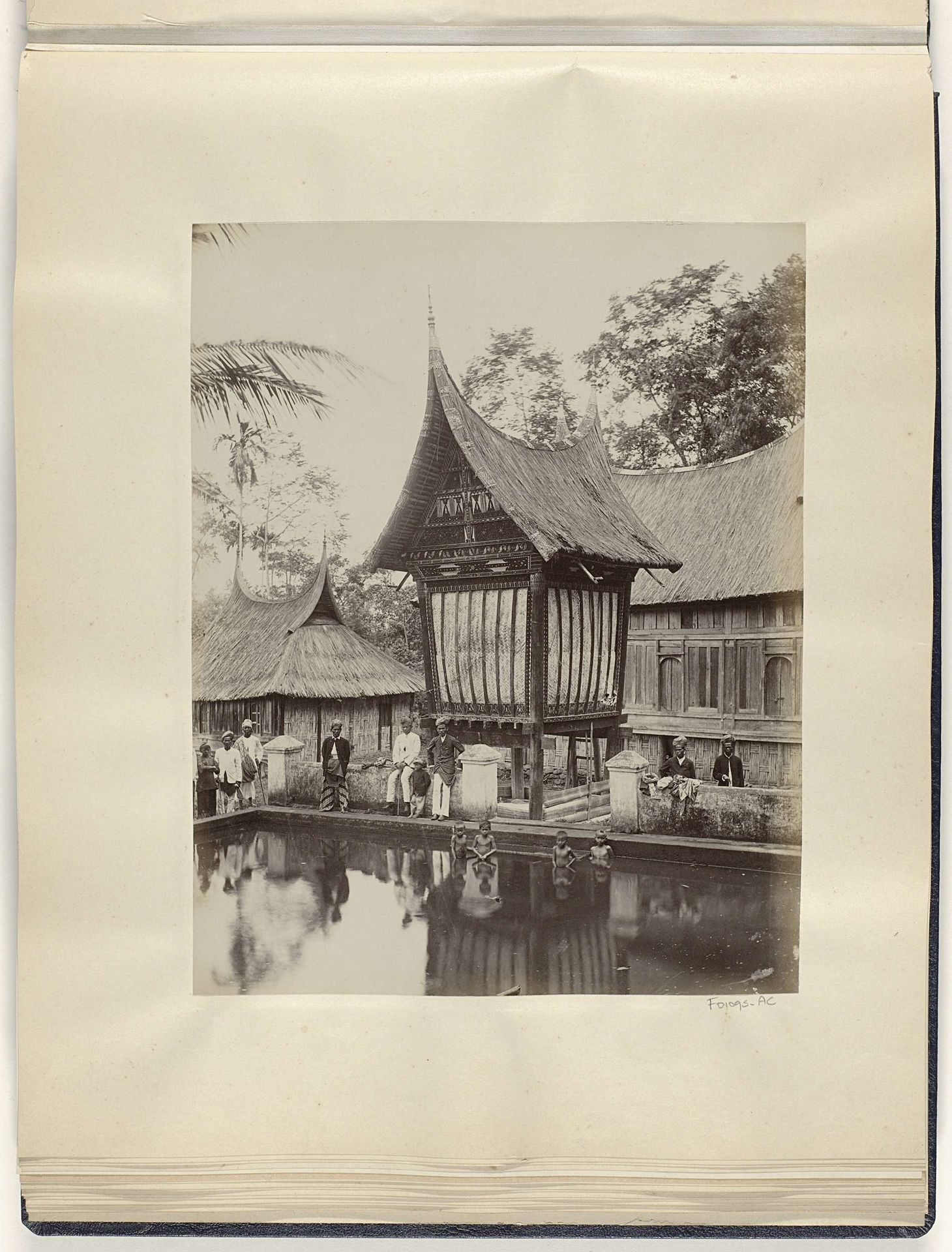 Kinderen en volwassenen bij een rijstschuur in Batipoeh op Sumatra by Christiaan Benjamin Nieuwenhuis