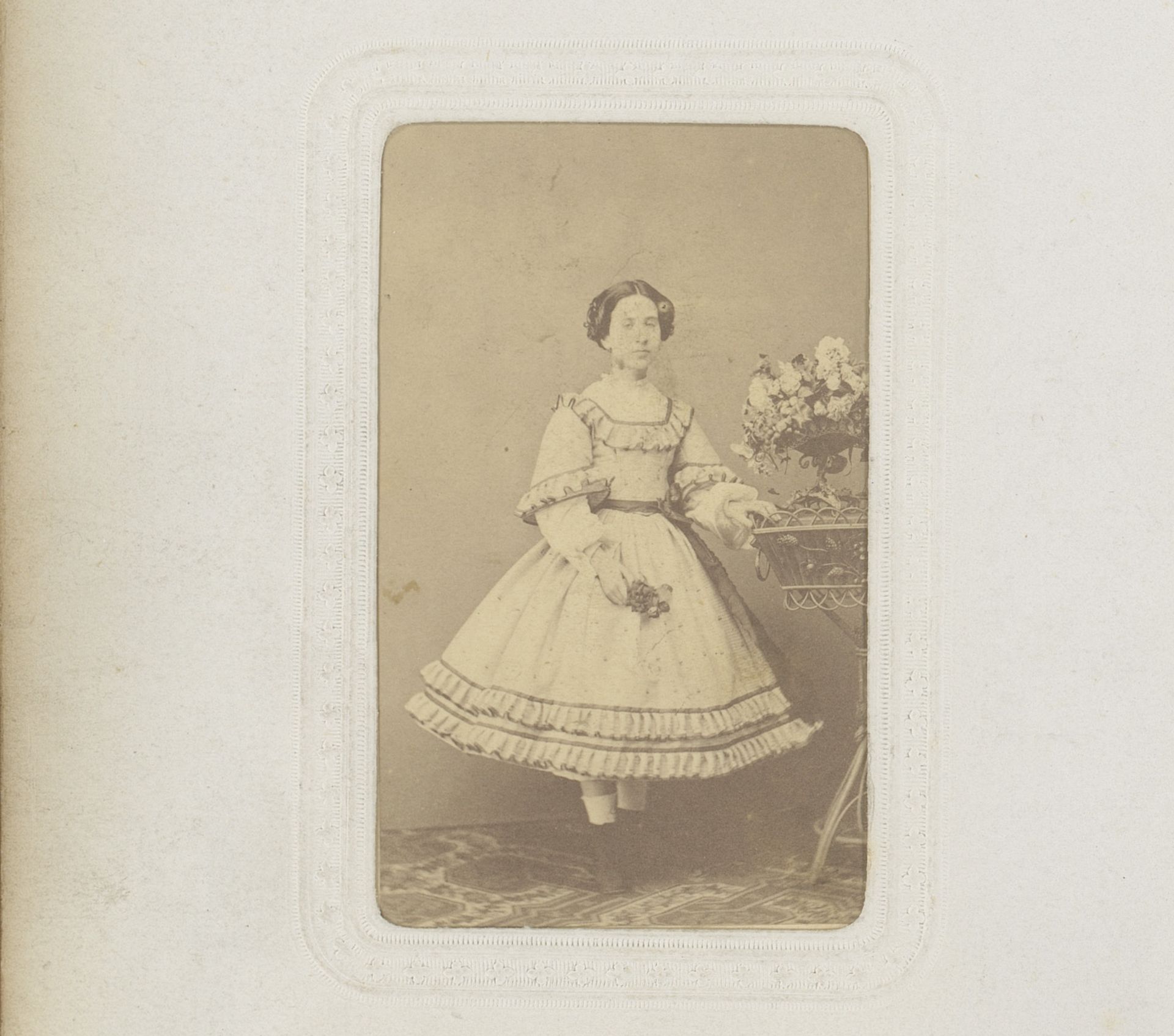 Portret van een staande jonge vrouw met bloemen by M. de Hebert