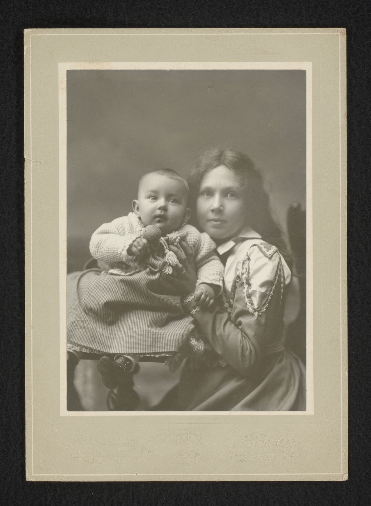 Portret van een meisje en een baby by Paul H. Naschke