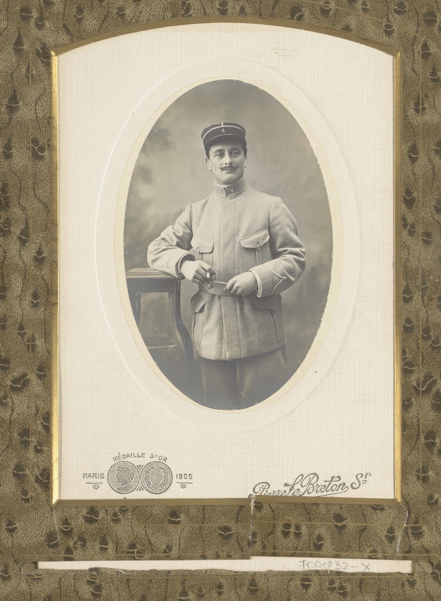 Portret van een man in uniform by Pierre Le Breton Sr
