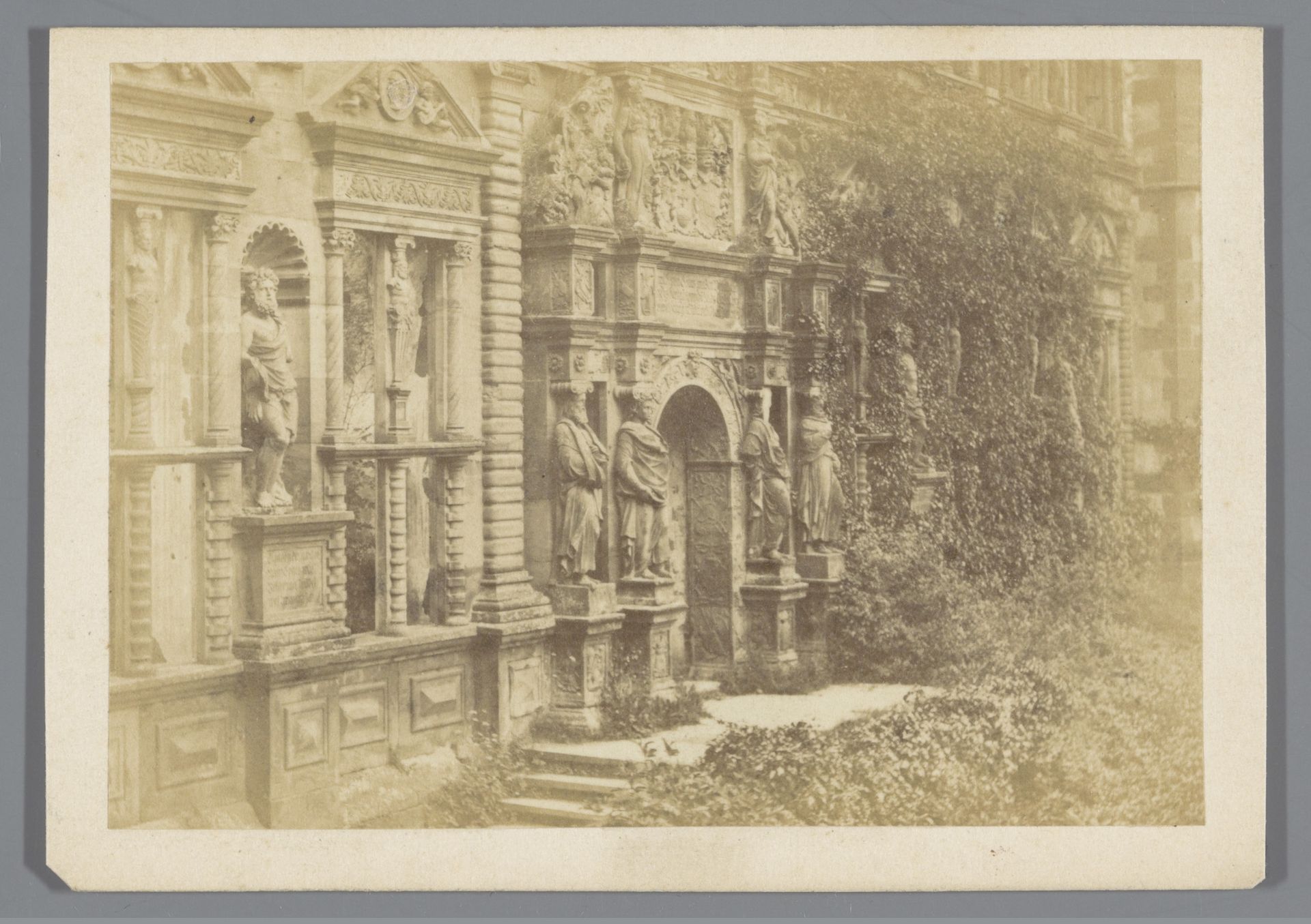Entree van het Otto Heinrichsgebouw in Schloss Heidelberg, Duitsland by L. Meder