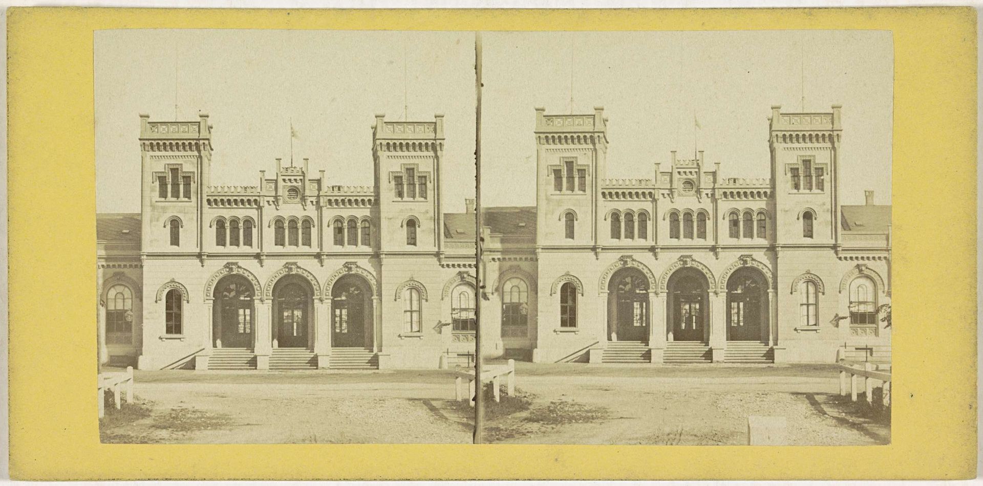 Façade van het Kaiserin-Elisabeth-Bahnhof in Linz by Aimé Civiale