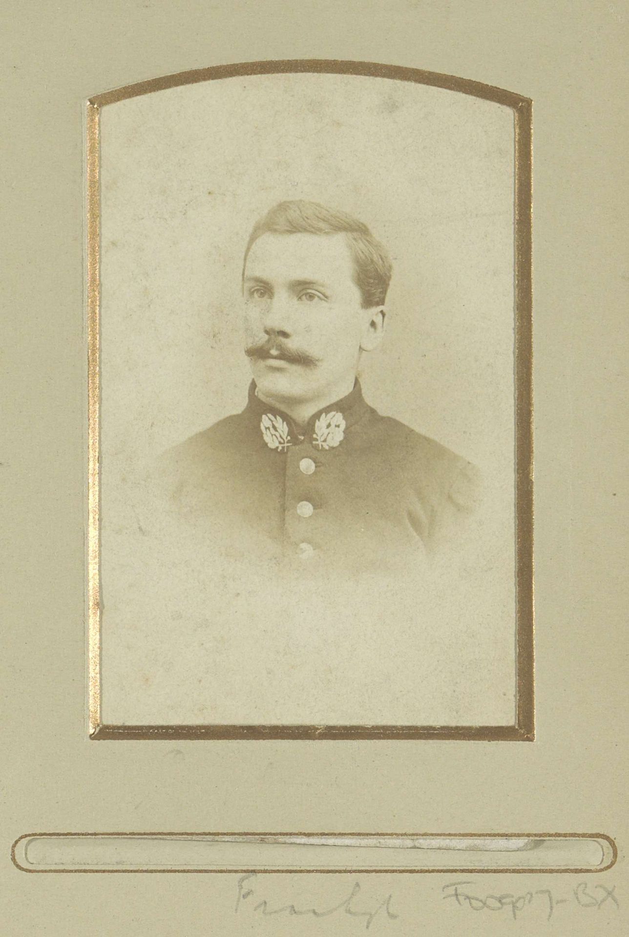 Portret van een (vermoedelijk) Franse militair by Provost Père et Fils