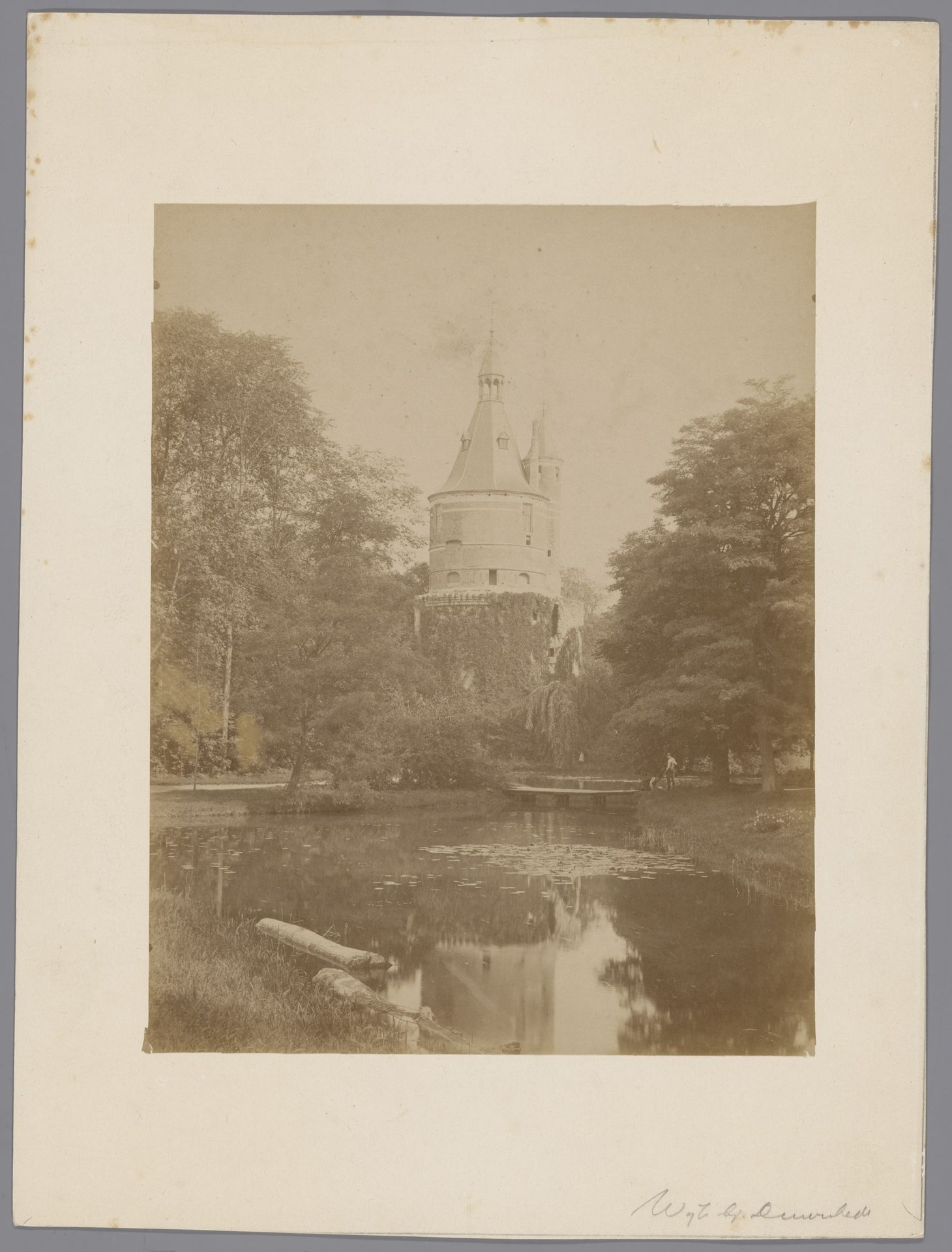 Gezicht op Kasteel Duurstede te Wijk bij Duurstede by anoniem (Monumentenzorg)