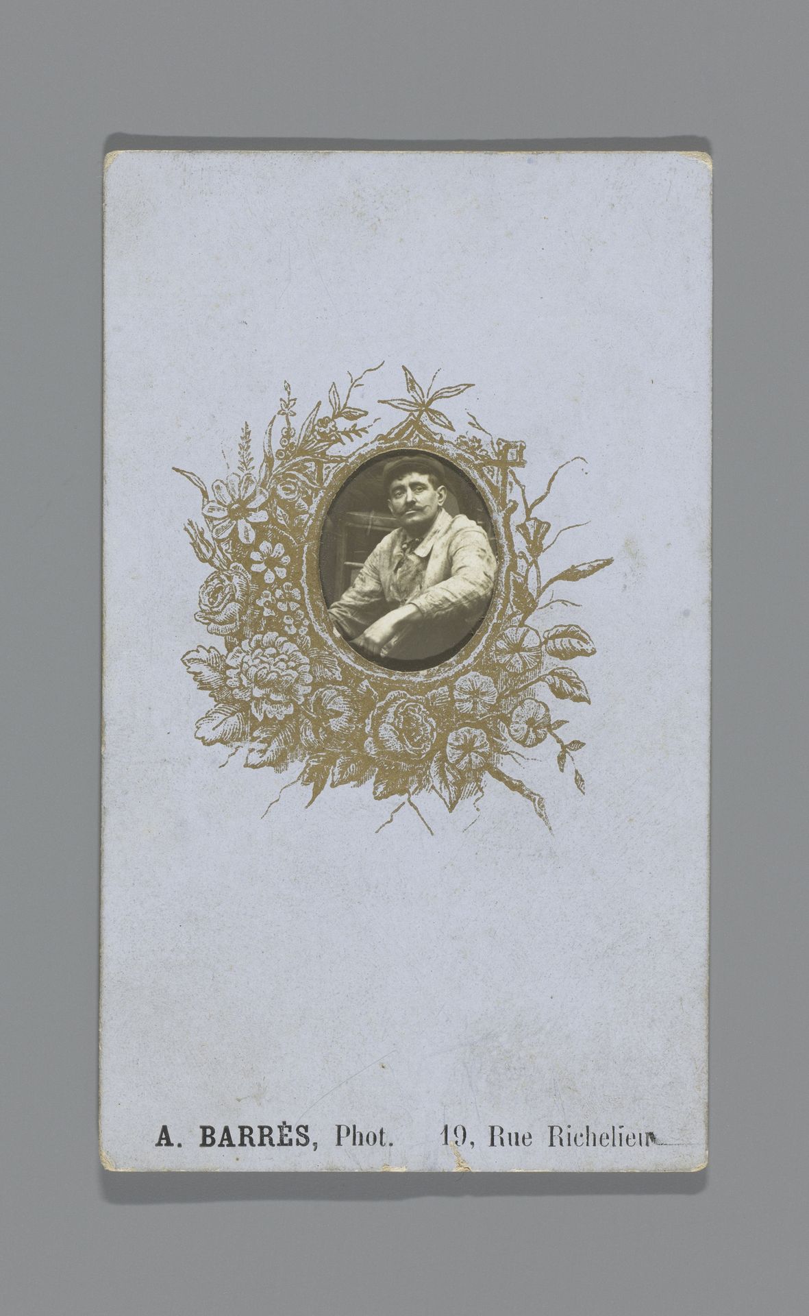 Portret van een man omgeven door een gedrukte voorstelling met bloemen by Alphonse Barrès