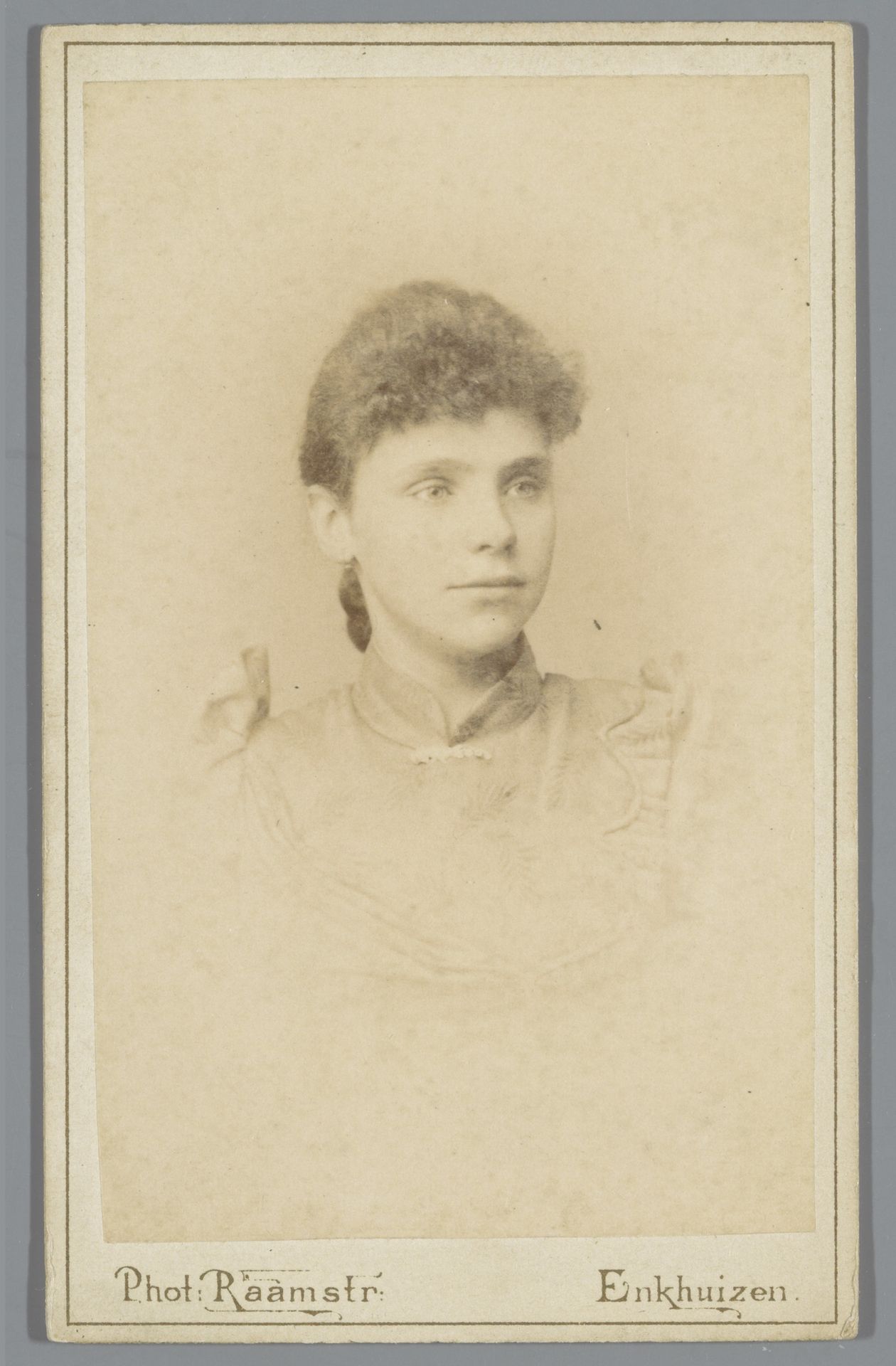 Portret van een onbekende vrouw by Photographisch Atelier