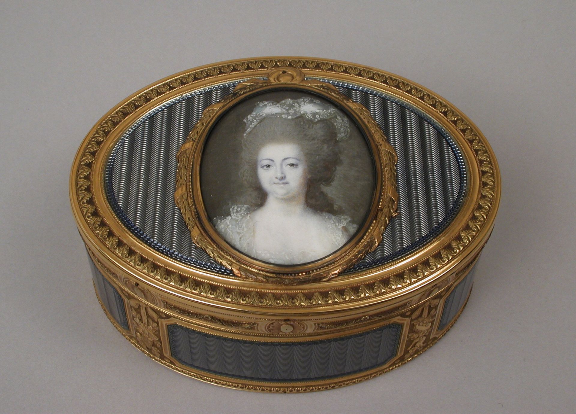 Snuffbox with portrait of a woman by Joseph Etienne Blerzy