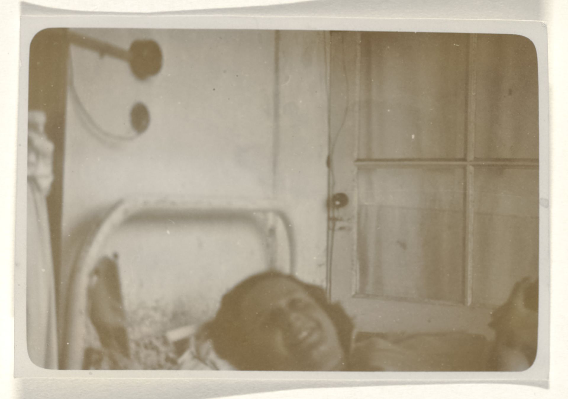 Isabel Wachenheimer liggend in een ziekenhuisbed in het sanatorium Etania in Davos, 12 augustus 1945 by Anonymous