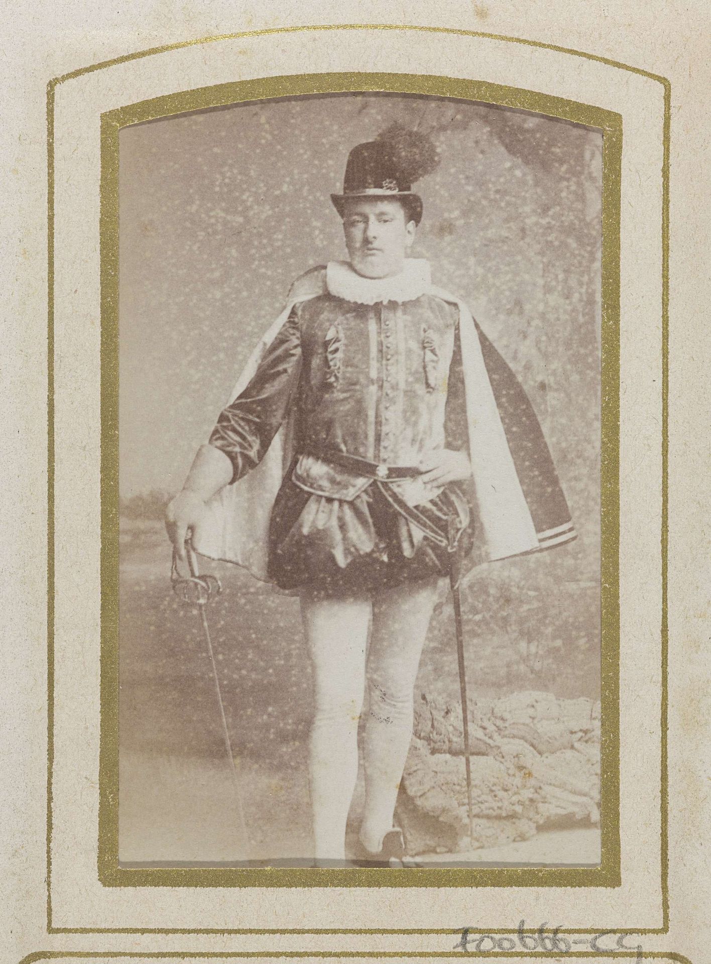 Portret van een jonge man in kostuum met degen, aangeduid als J. Bake by Jan Goedeljee