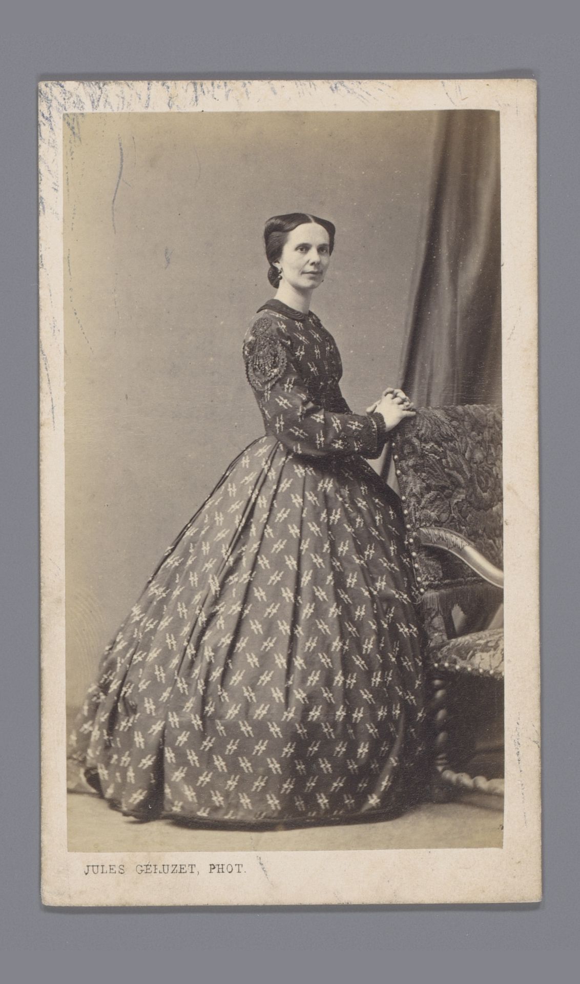 Portret van een onbekende vrouw bij een stoel by Jules (fotograaf) Géruzet
