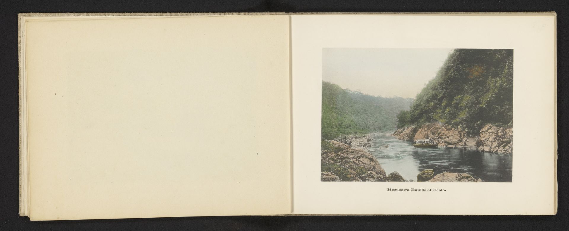 Gezicht op de rivier de Hozu bij Kyoto by Kōzaburō Tamamura