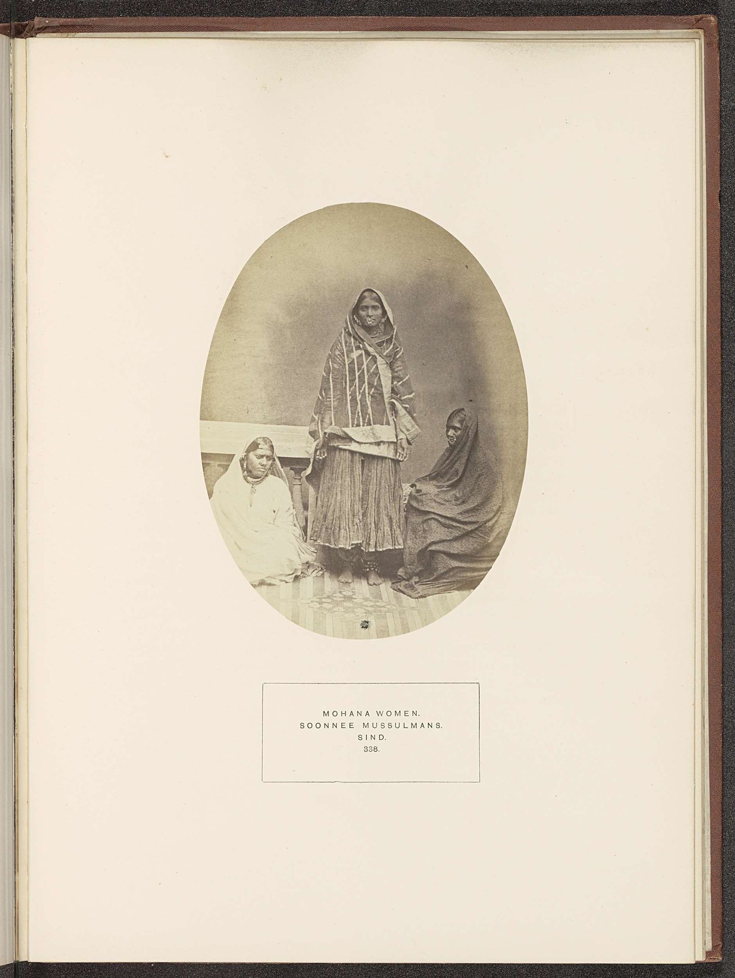 Portret van drie onbekende courtisanes van de Mohana-stam by Henry Charles Baskerville Tanner