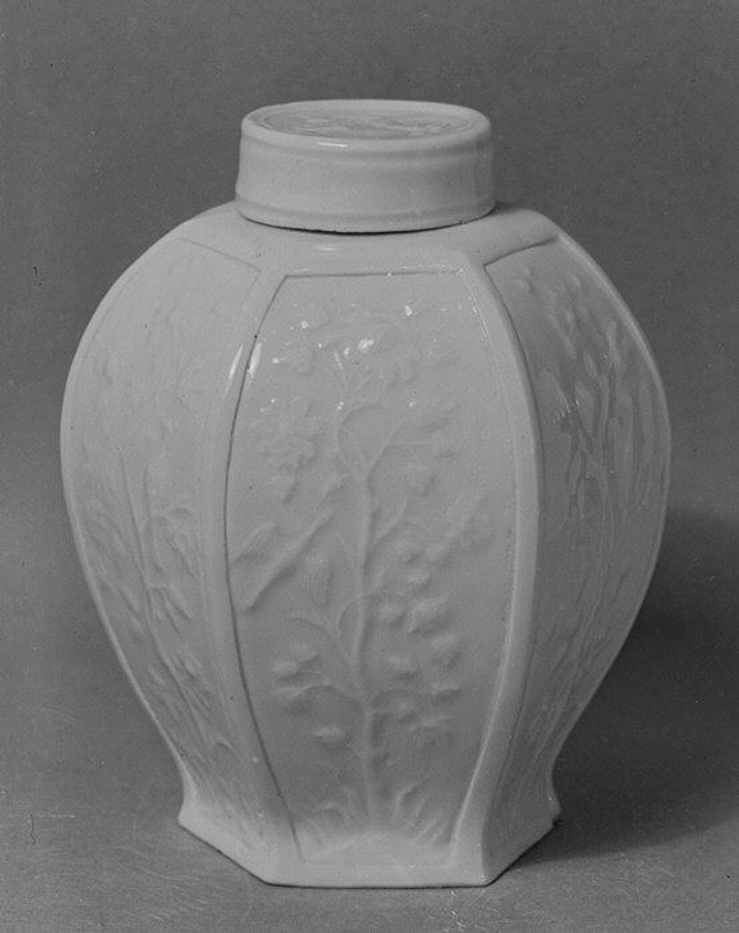 Tea caddy by Meissen Manufactory