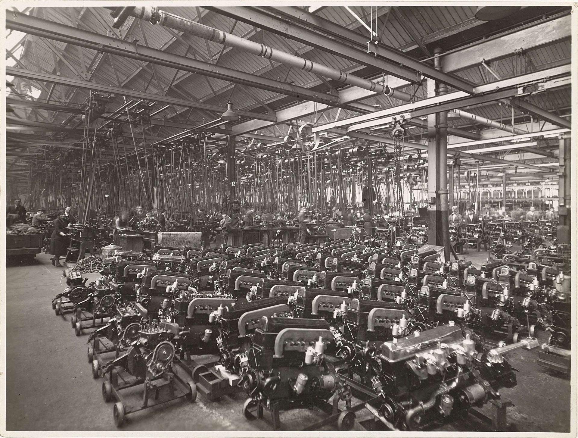 Automotoren van de Wolseley Motor Company in de Ward End Works, de fabriek in Birmingham by F.R. Logan