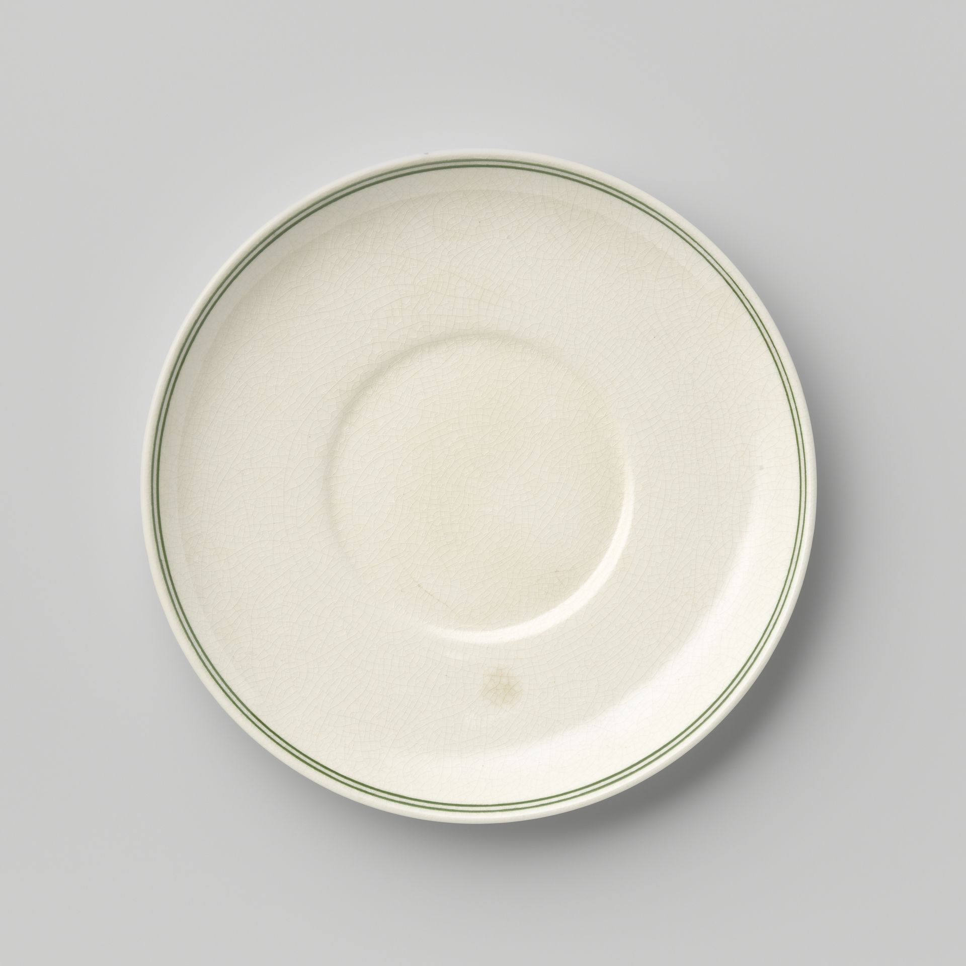 Schotel van een soepkop, van aardewerk en versierd met blokpatroon by N.V. Plateelbakkerij Zuid-Holland