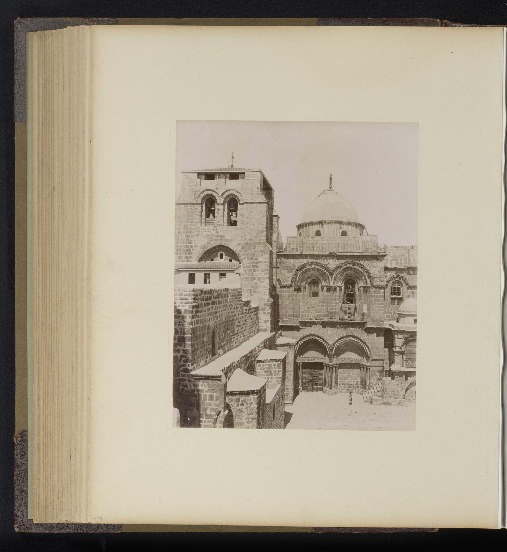 Gezicht op de Heilig Grafkerk in Jeruzalem by Félix Bonfils