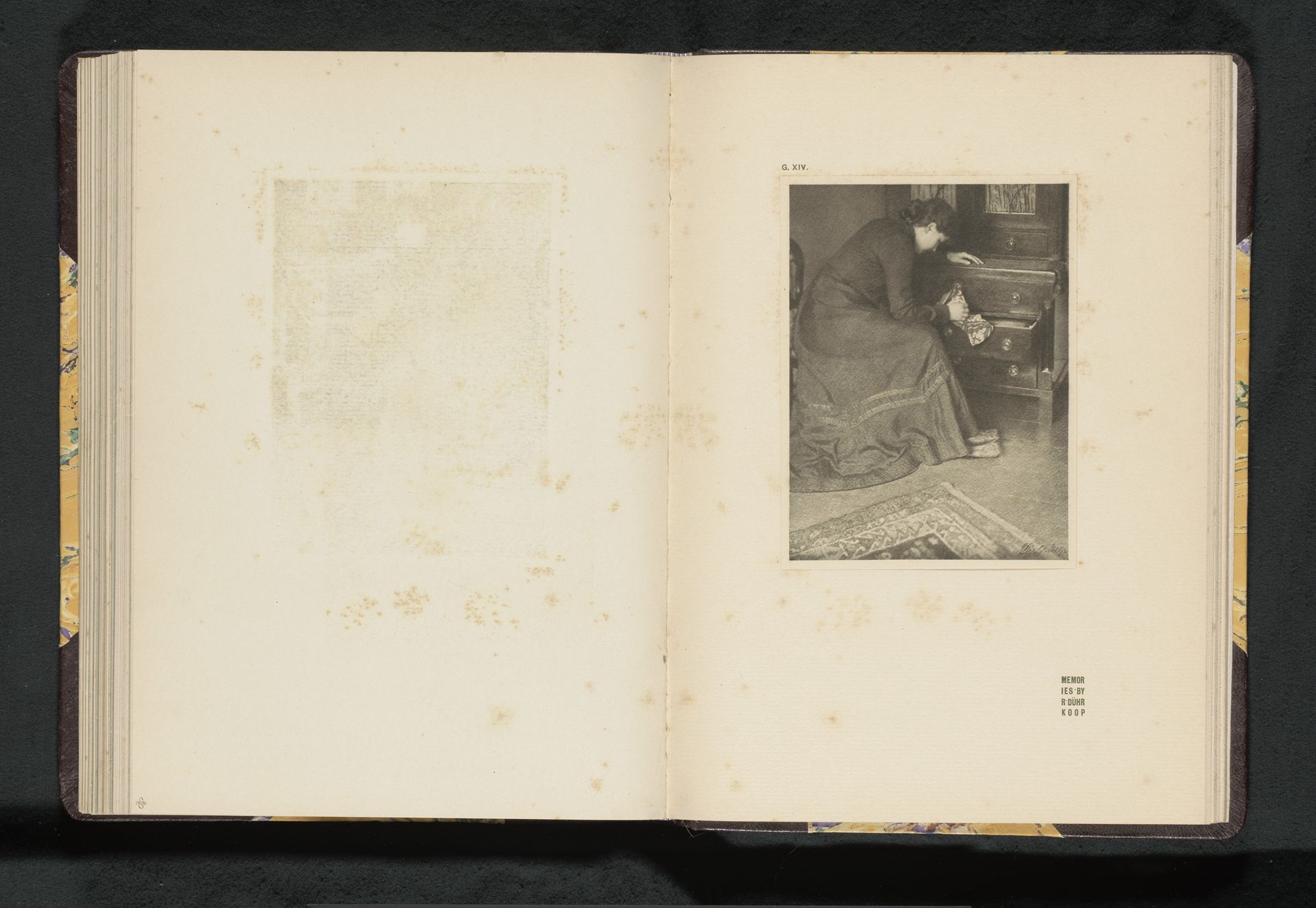 Vrouw bij een ladekast by Rudolf Dührkoop