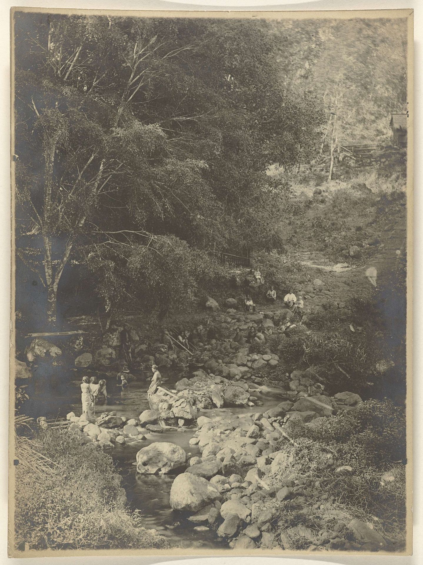 Wassen en spelen in de rivier by Anonymous