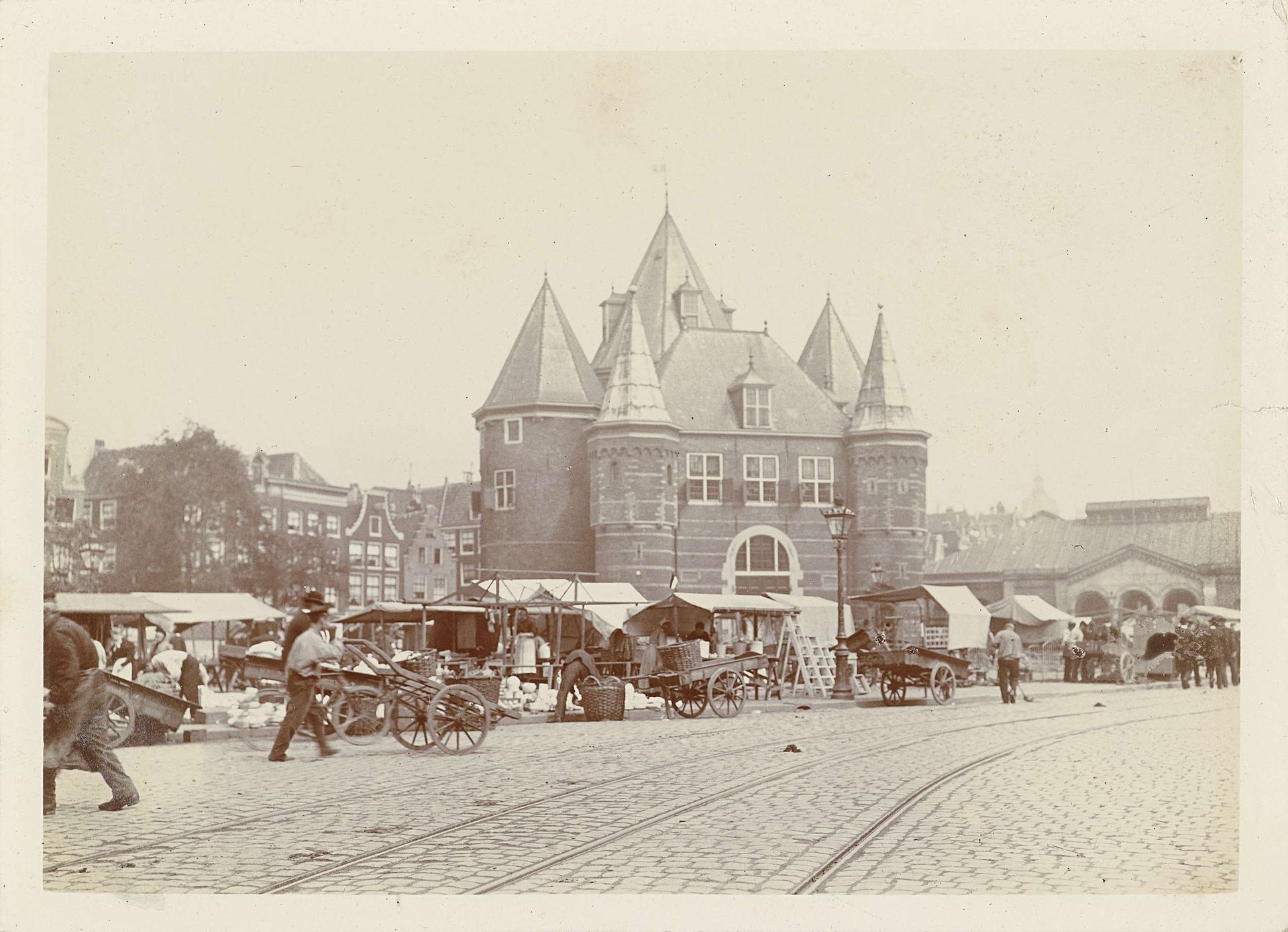 Marktkramen bij de Sint Antonieswaag op de Nieuwmarkt by James Higson