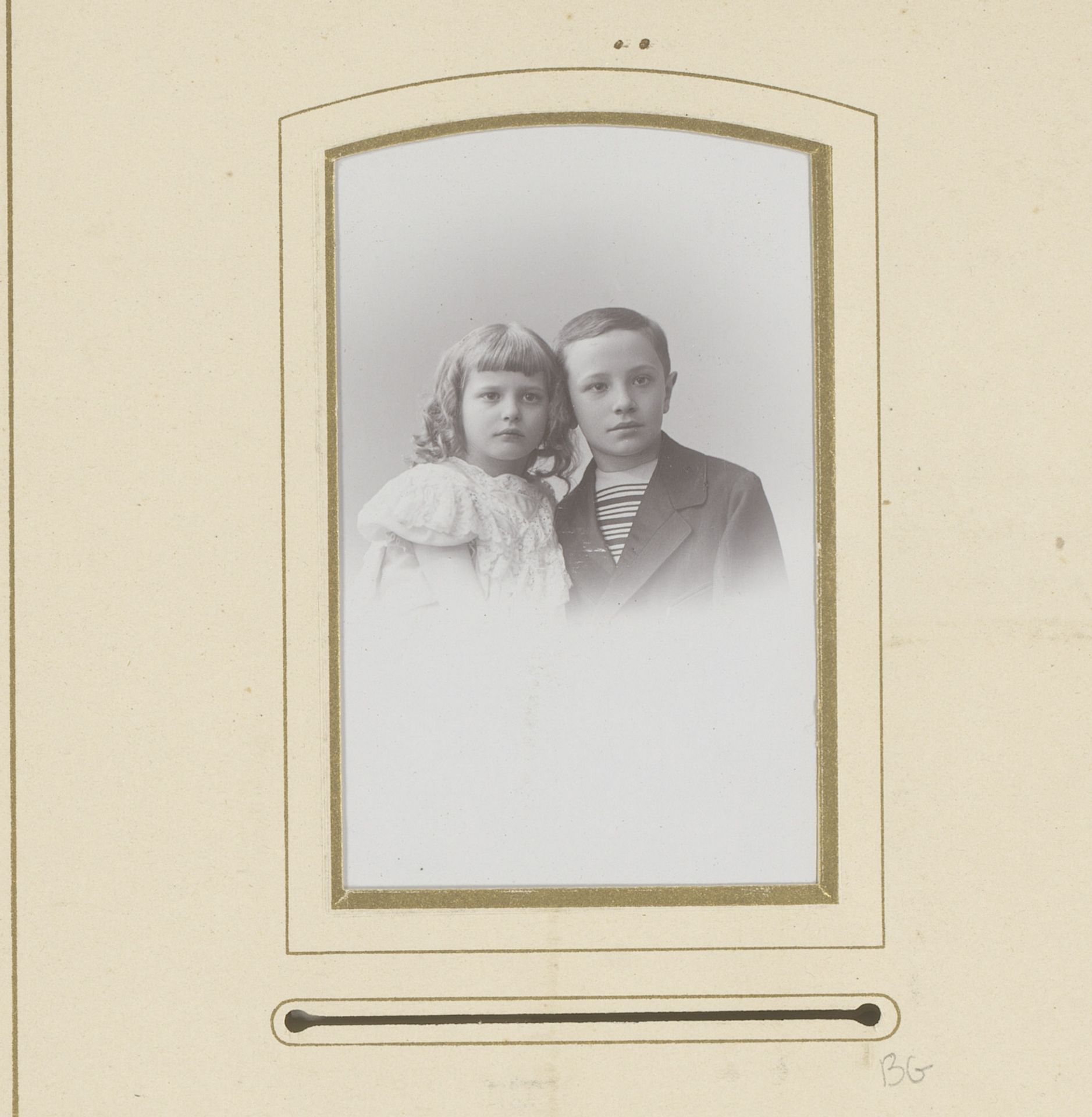 Portret van een meisje en een jongen by Hahn's Nachfolger