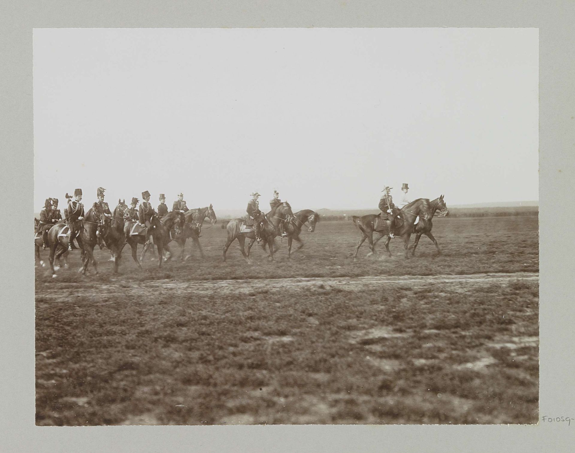 koningin Wilhelmina bezoekt legerrevue op de Renkumer Heide by Barend Groote