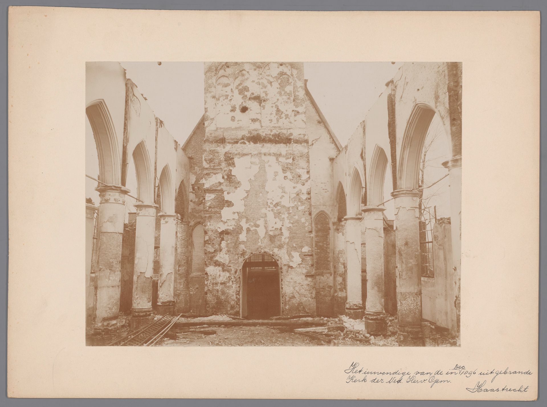 Interieur van de uitgebrande Hervormde Kerk te Haastrecht by anoniem (Monumentenzorg)