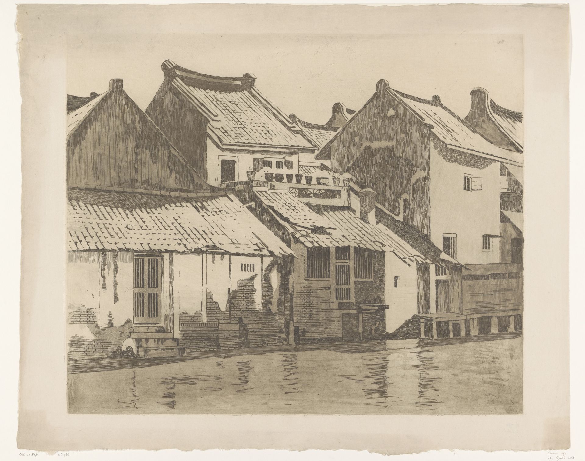Achtergevels van woningen aan een rivier in Batavia by Willem Witsen