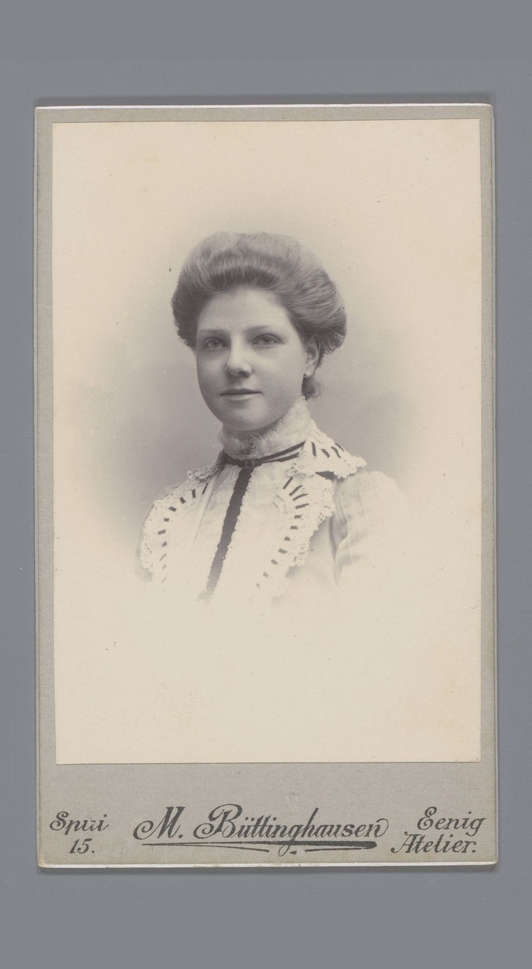 Portret van een onbekende jonge vrouw by Max Büttinghausen