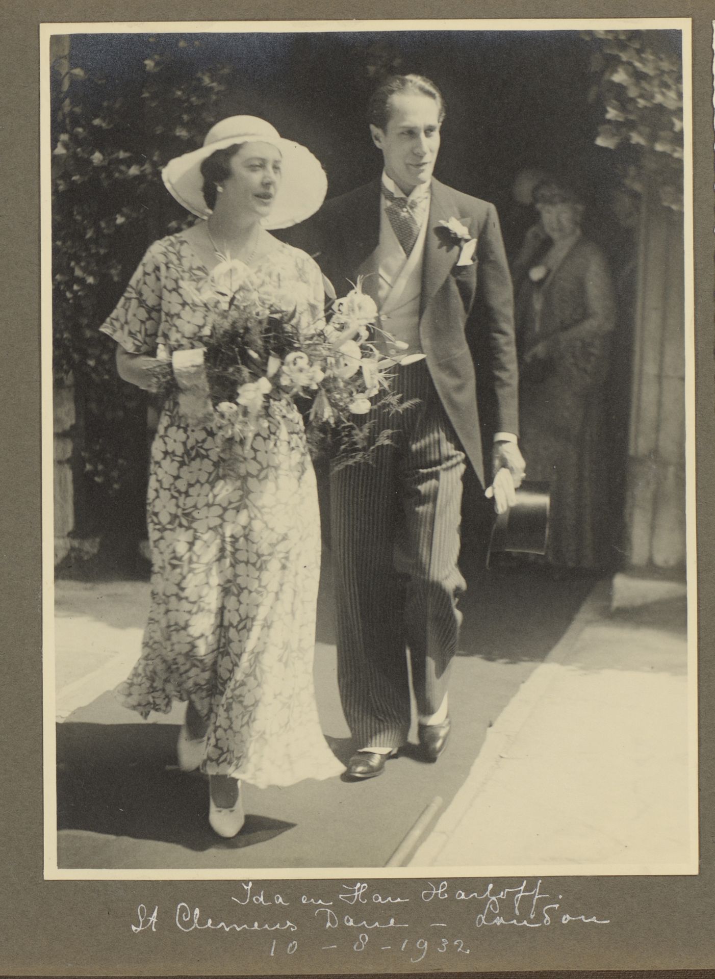 Ida-Teresa Conti en Han Harloff op hun bruiloft, Londen by Anonymous