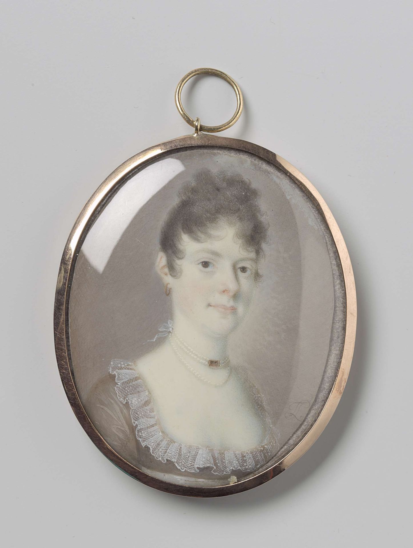 Portret van een vrouw met een parelcollier by Leonardus Temminck