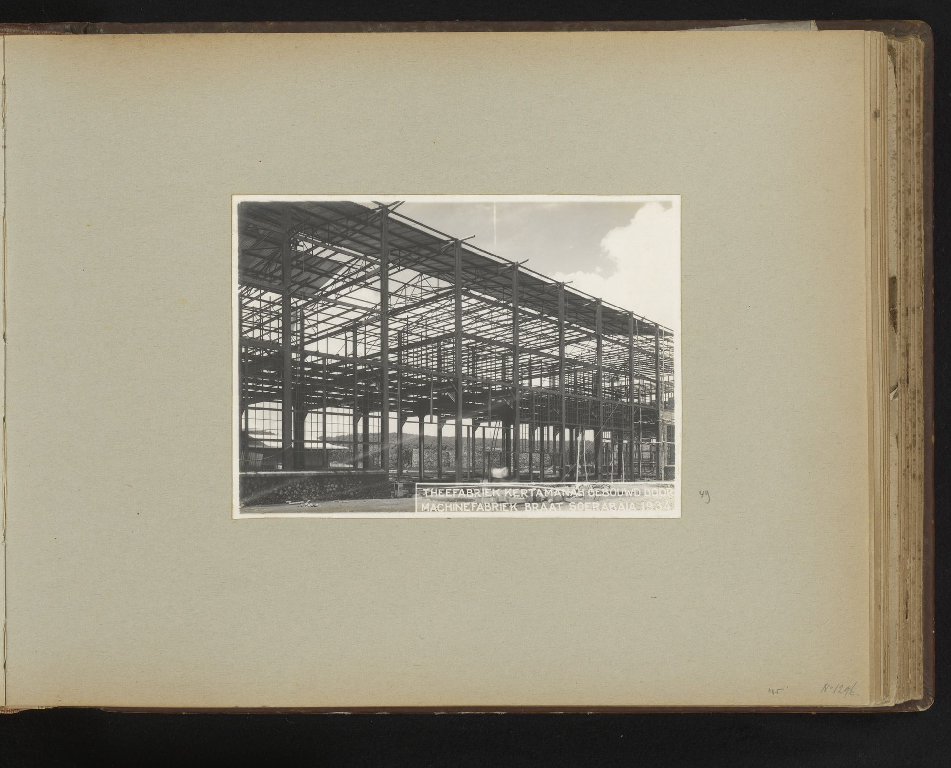 Theefabriek Kertamanah gebouwd door Machinefabriek Braat Soerabaia 1934 by Anonymous
