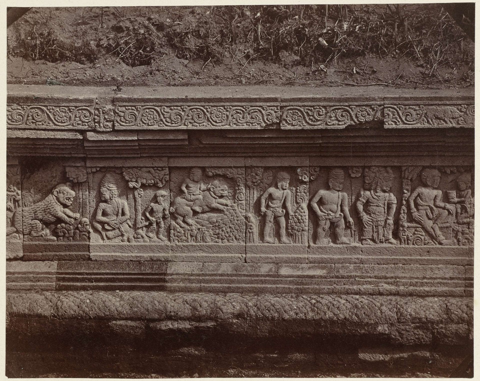 Basreliëf met  Bubaksha en Gagang Aking op het voetstuk van een pendopo  aan de oostzijde Candi Panataran by Isidore Kinsbergen