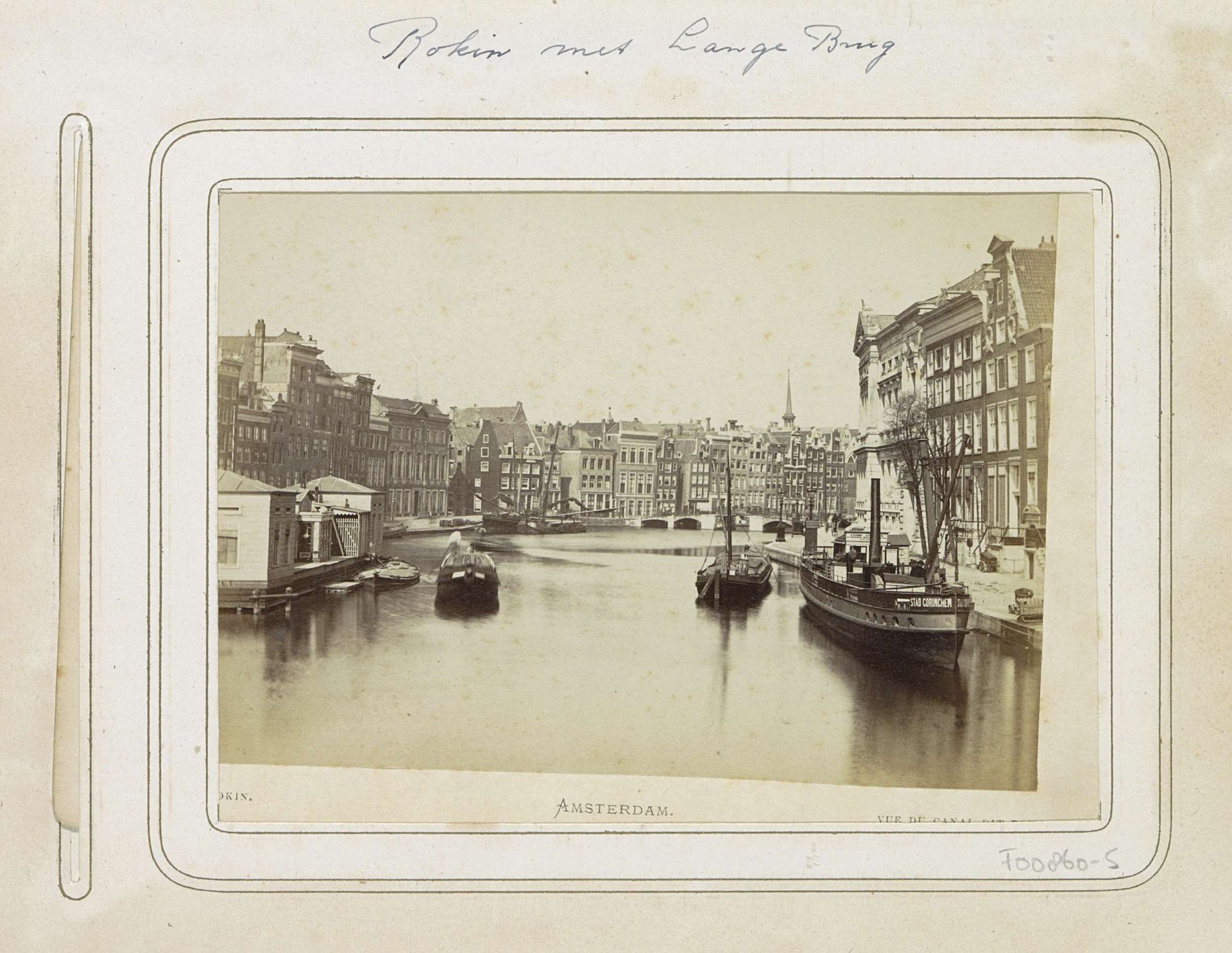 Rokin gezien vanaf de Doelenbrug richting Langebrug, met links een badhuis by Andries Jager