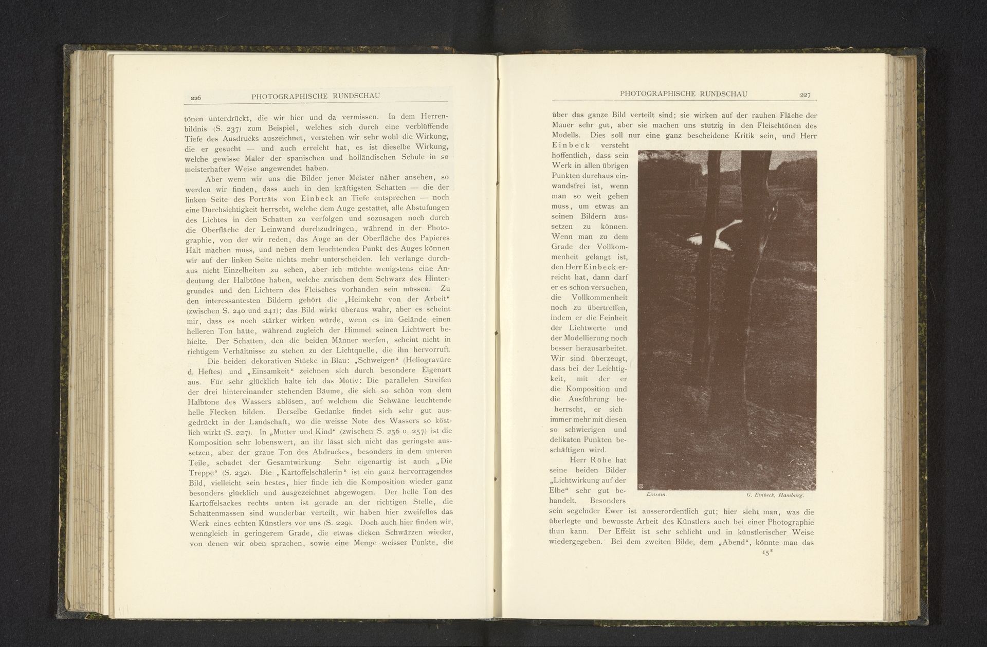 Gezicht op een landschap met bomen en een water by George Einbeck