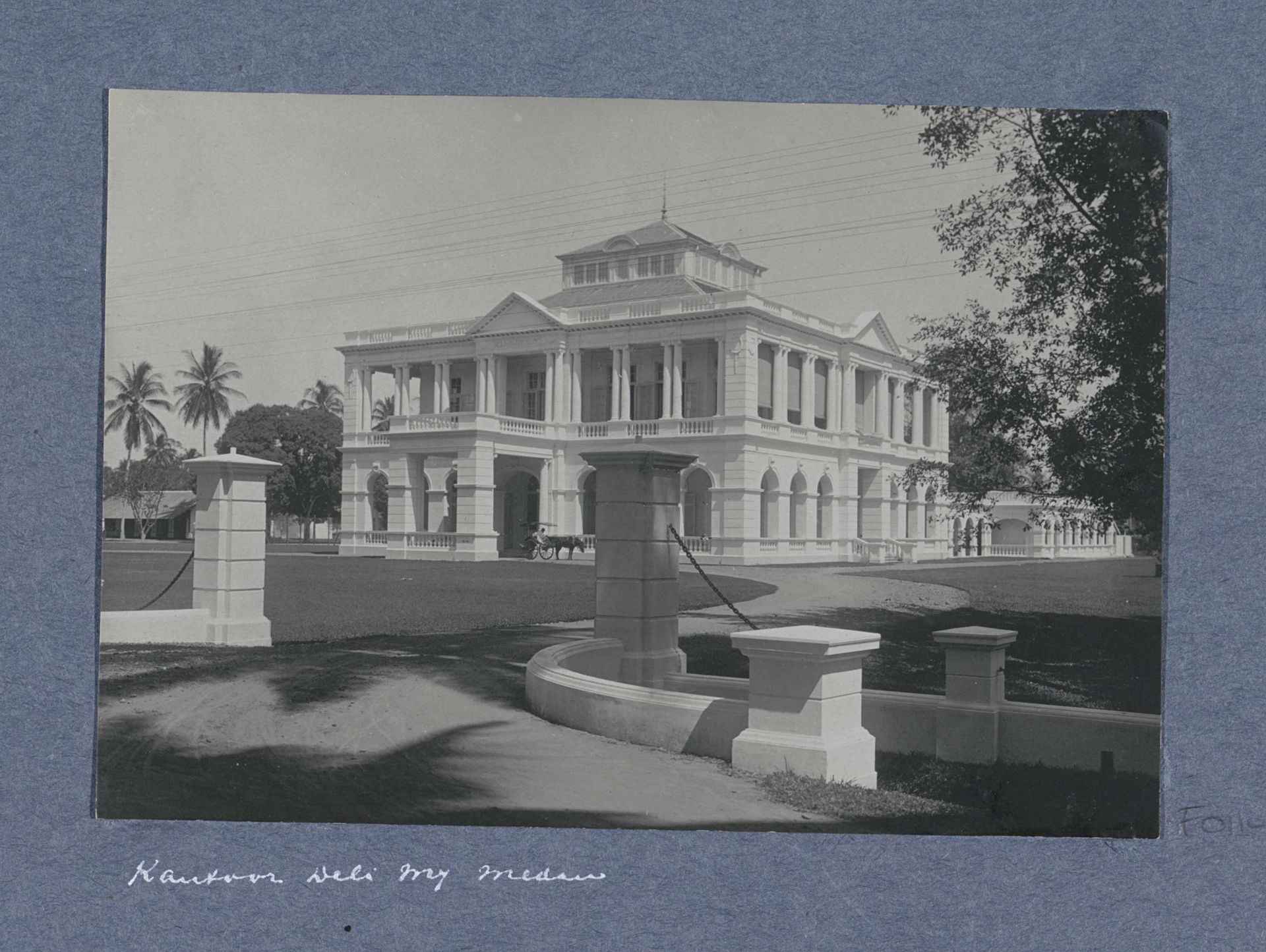 Exterieur van het kantoor van de Deli Maatschappij in Medan by Anonymous