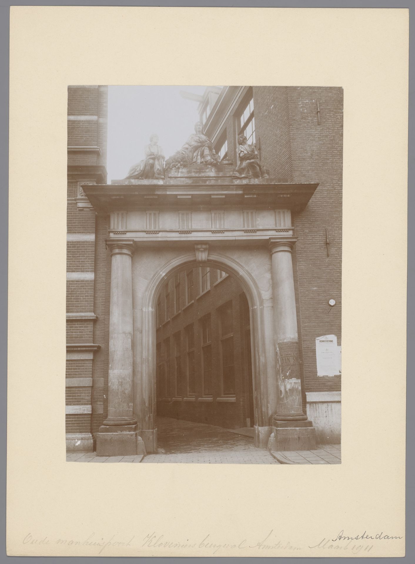 Oudemanhuispoort aan de Kloveniersvoorburgwal te Amsterdam by anoniem (Monumentenzorg)