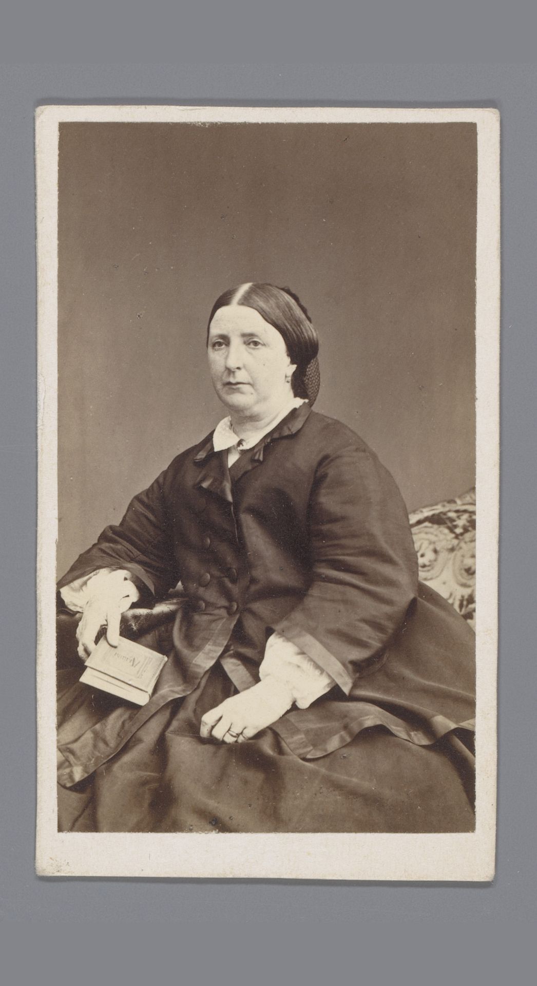 Portret van een onbekende zittende vrouw met een boek in haar hand by Carl Jacob Malmberg