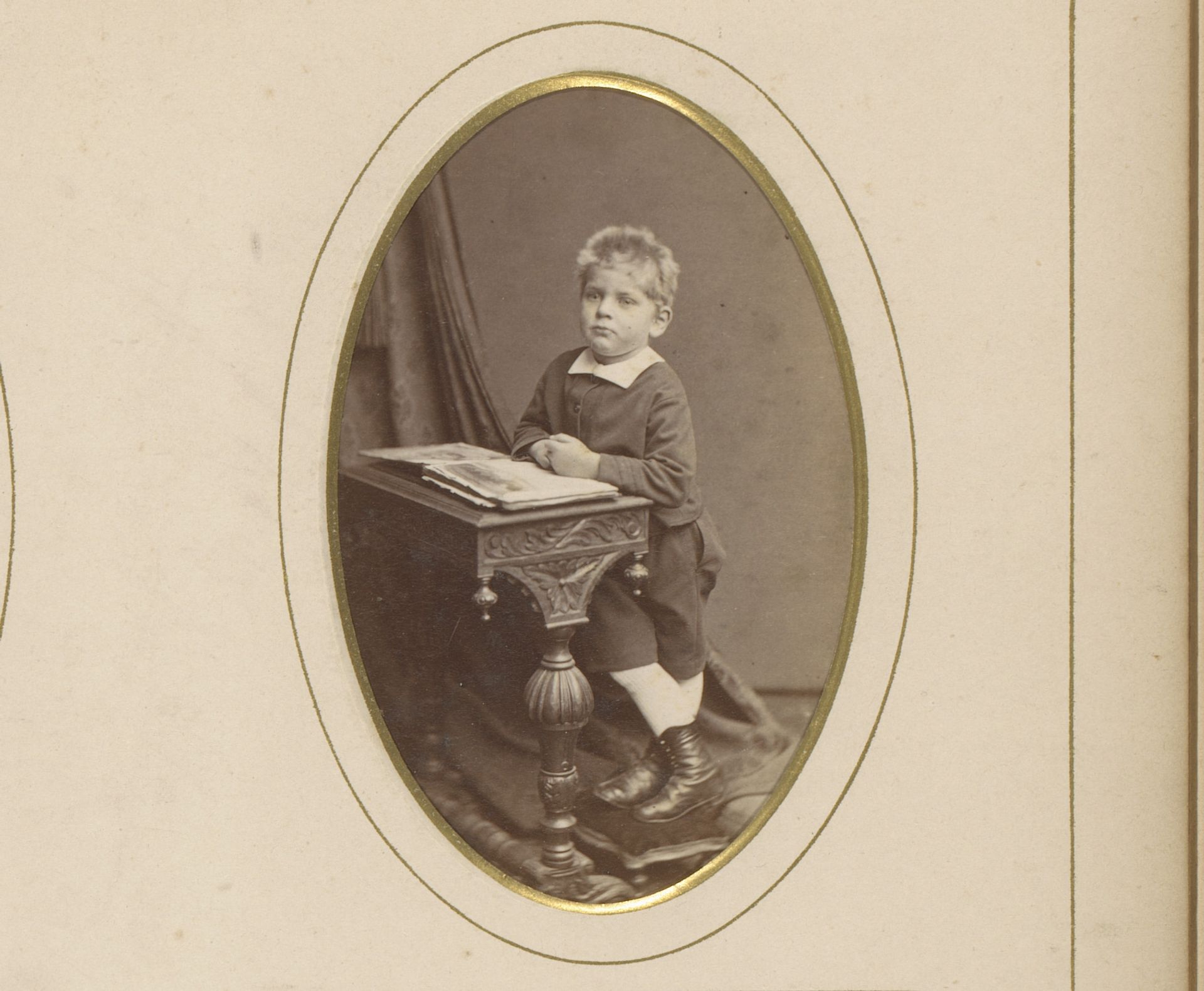 Portret van een jongen bij een lessenaar met een open boek by Albert Greiner