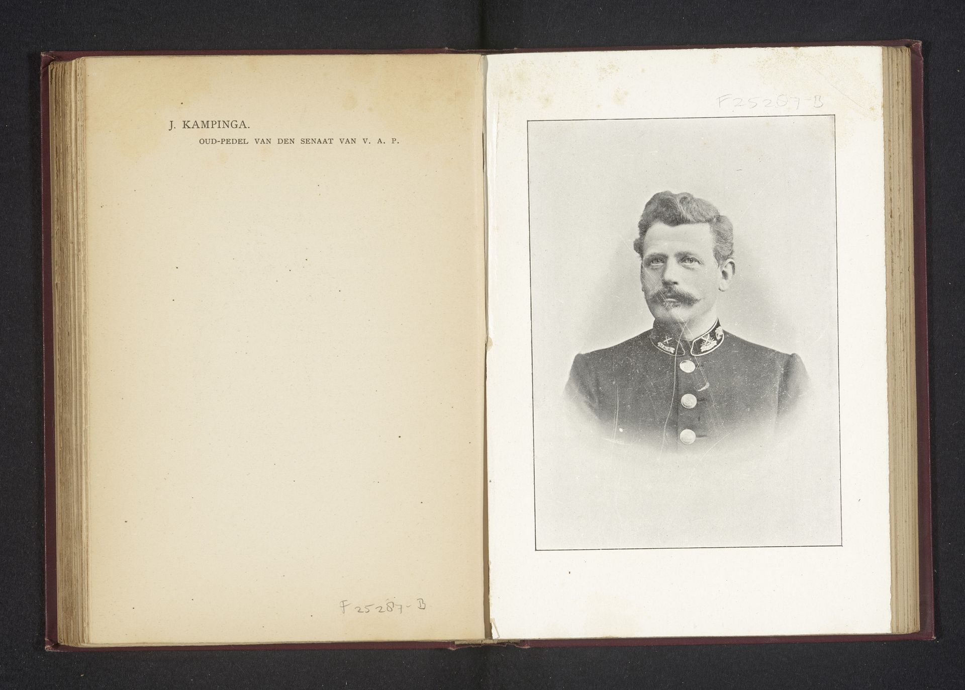 Portret van J. Kampinga, oud-pedel van de senaat van Vindicat Atque Polit by Anonymous