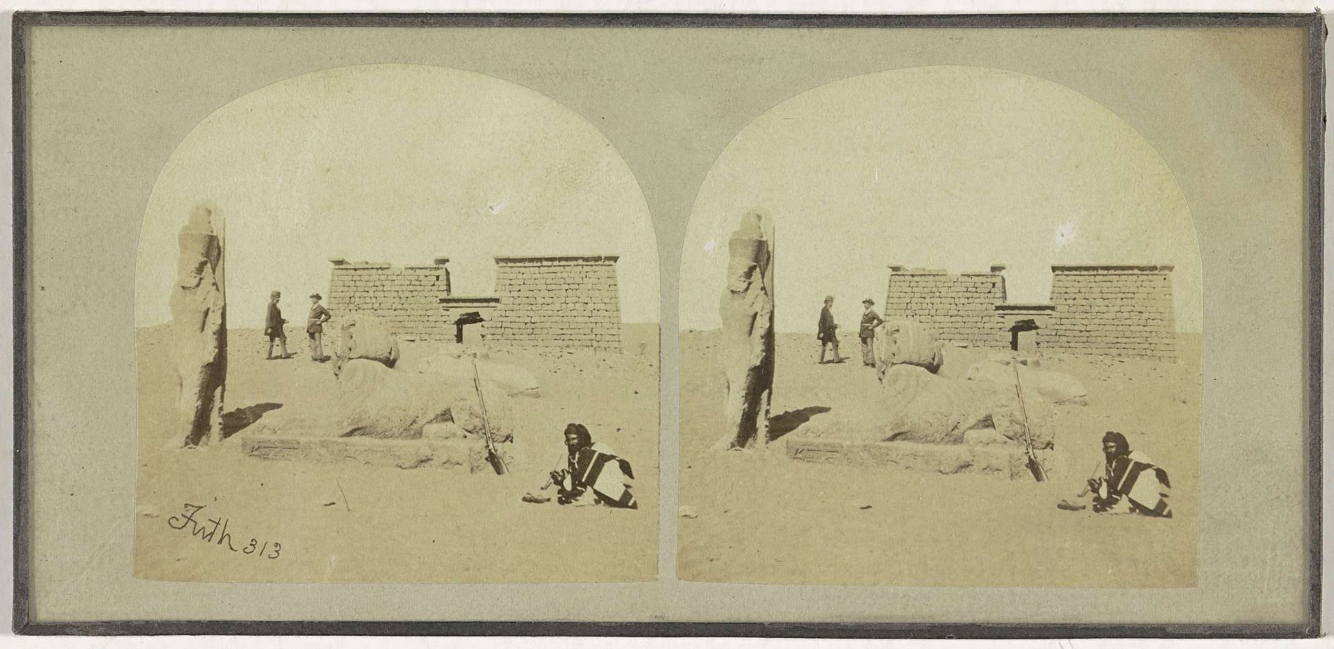 Kolossen en sfinxen bij de toegangsweg tot de tempel van Wadi es-Saboea, Egypte by Francis Frith