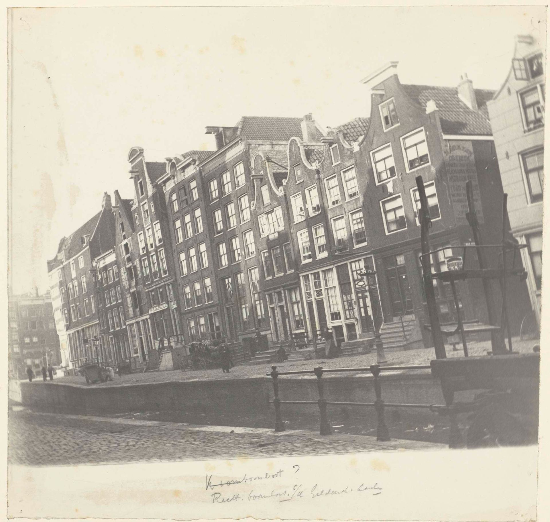 Gezicht op de Rechtboomsloot bij de Geldersekade in Amsterdam by George Hendrik Breitner