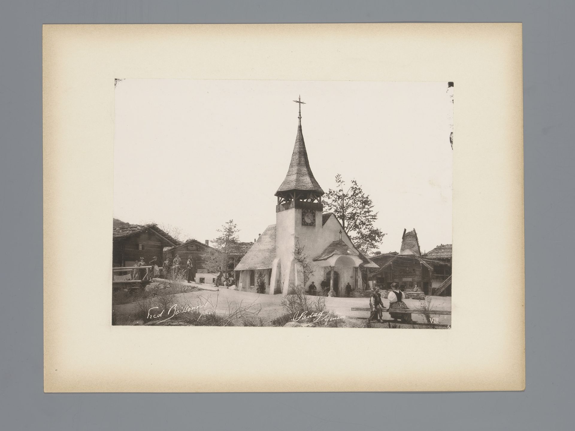 Gezicht op een dorpsplein met kerk te Zwitserland by Frédéric Boissonnas