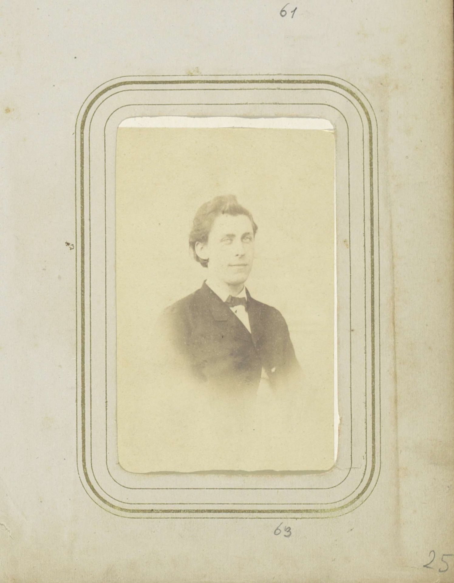 Portret van een jongeman met een strikje en een jas by Ledeboer (fotograaf)