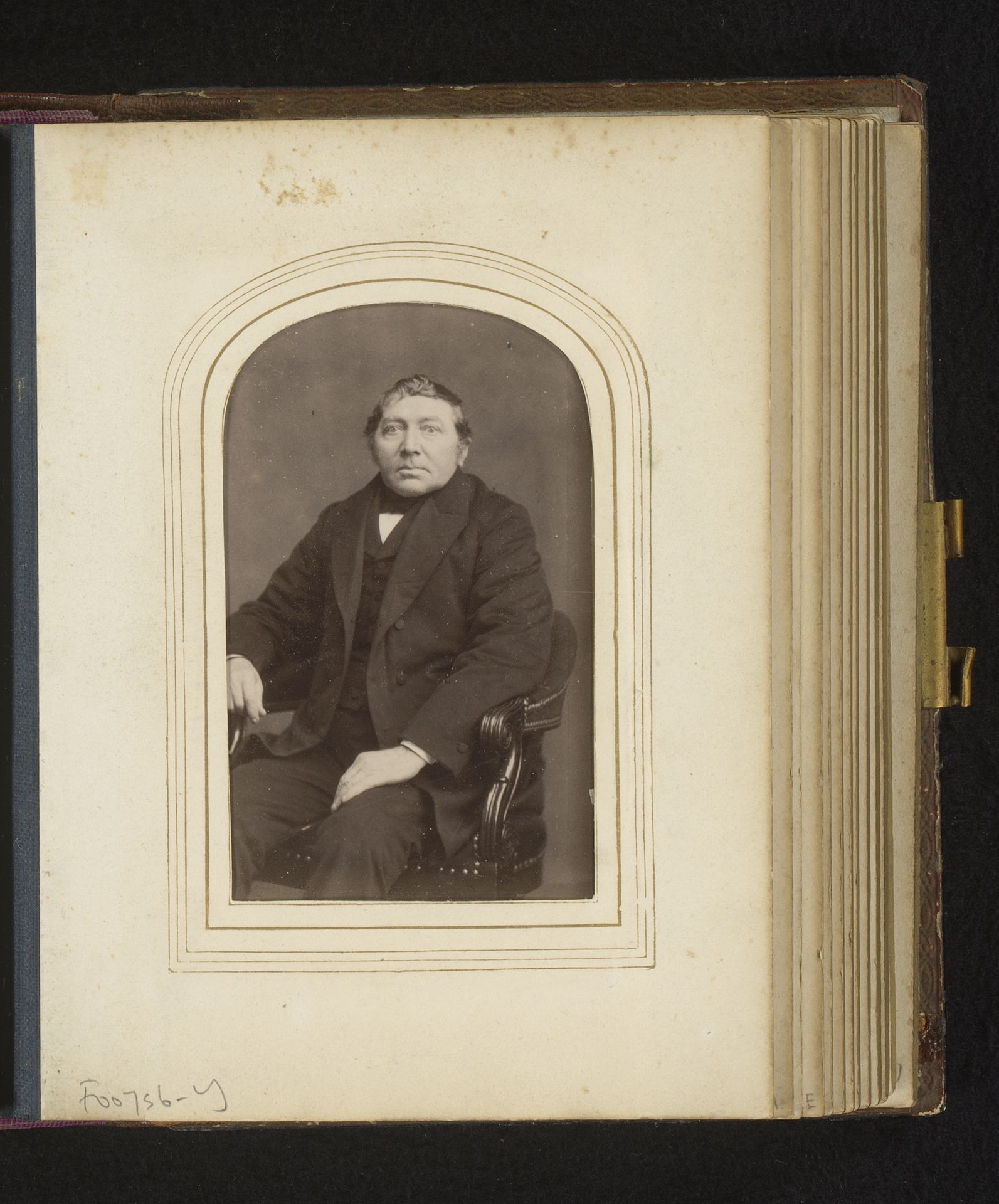 Portret van een zittende man by J.J.D. van Geuns