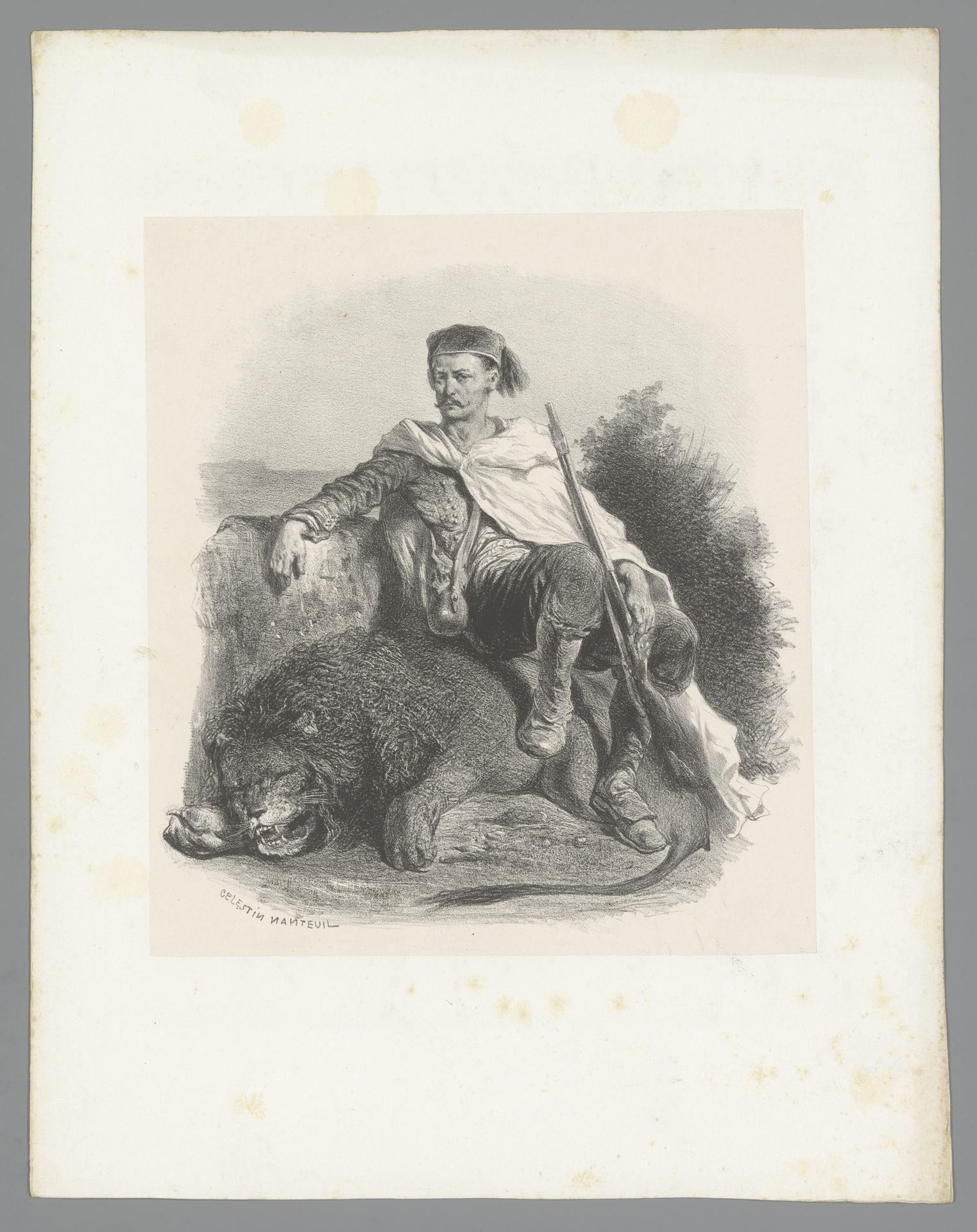 Man met geweer zit op dode leeuw by Célestin Nanteuil