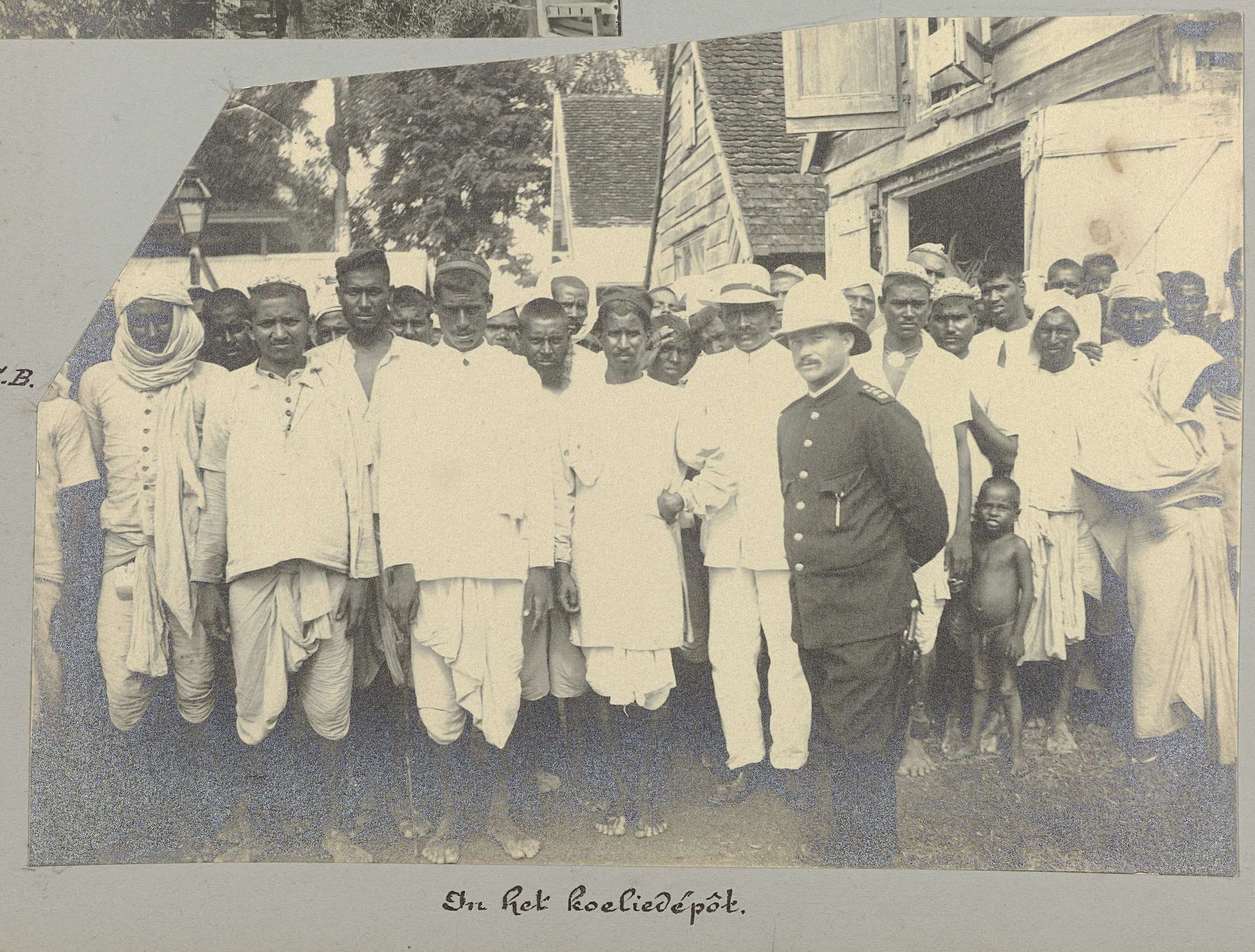 Hindostaanse contractarbeiders in het immigrantendepot by Gomez Burke