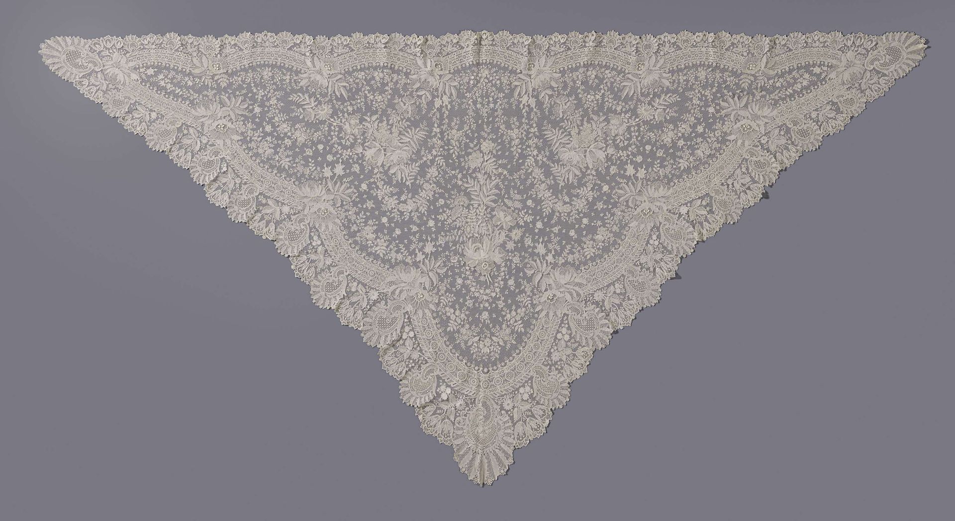 Driekant shawl van naaldkant met lelies en papavers by Maison Sacré
