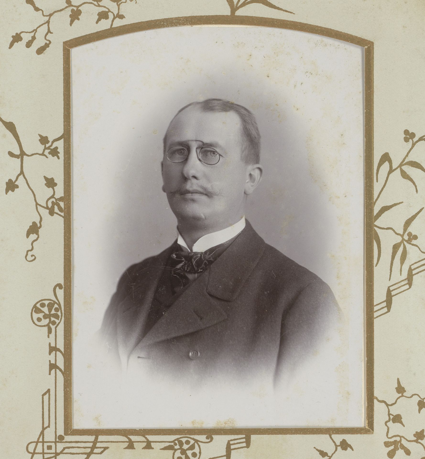 Portret van een man met snor en bril by H. Scholtz