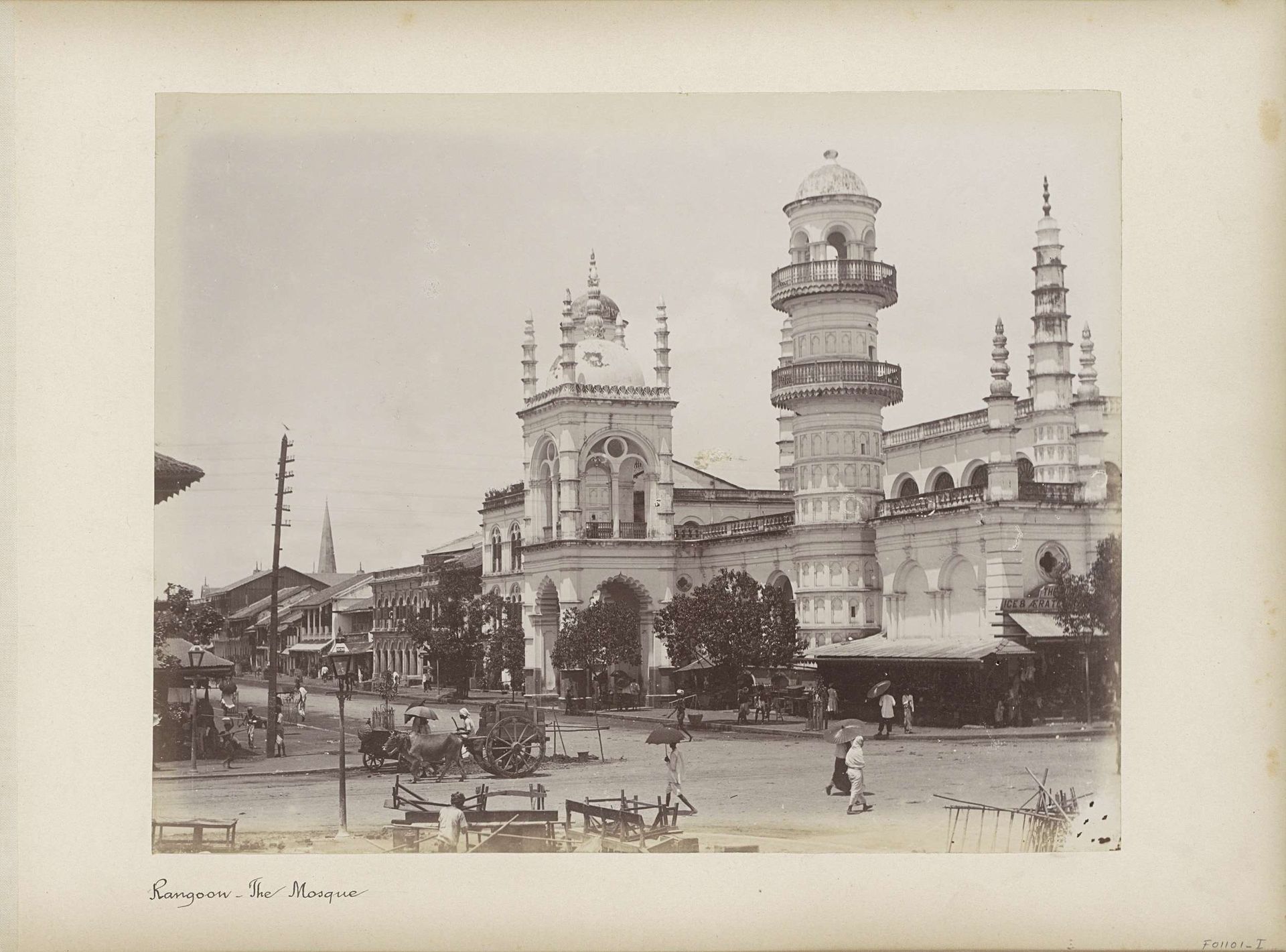Straatgezicht bij de moskee van Rangoon by P. Klier