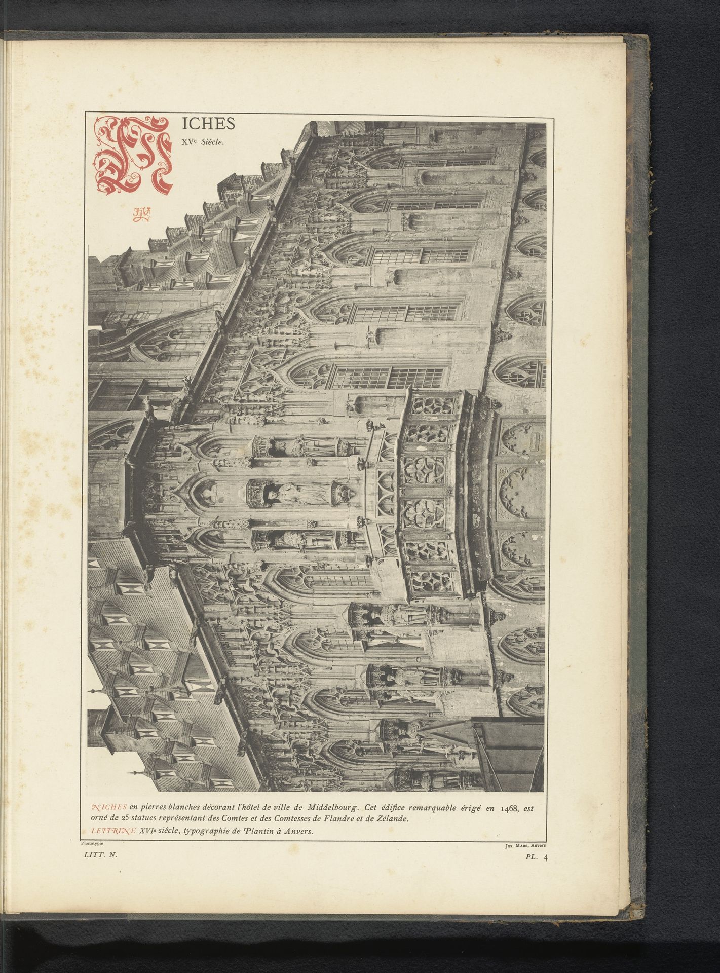 Gezicht op een hoek van het stadhuis van Middelburg met beelden in nissen van graven en gravinnen van Vlaanderen en Zeeland by Anonymous